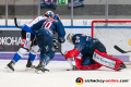 Maximilian Daubner (EHC Red Bull Muenchen) und Danny aus den Birken (Torwart, EHC Red Bull Muenchen) verteidigen gegen Alexander Weiss (Schwenninger Wild Wings) in der Hauptrundenbegegnung der Deutschen Eishockey Liga zwischen dem EHC Red Bull München und den Schwenninger Wild Wings am 01.03.2020.