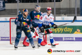 Andrew Bodnarchuk (EHC Red Bull Muenchen) und Danny aus den Birken (Torwart, EHC Red Bull Muenchen) gegen Maximilian Hadraschek (Schwenninger Wild Wings) in der Hauptrundenbegegnung der Deutschen Eishockey Liga zwischen dem EHC Red Bull München und den Schwenninger Wild Wings am 01.03.2020.
