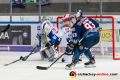 Dustin Strahlmeier (Torwart, Schwenninger Wild Wings) und Colby Robak (Schwenninger Wild Wings) verteidigen gegen Maximilian Kastner (EHC Red Bull Muenchen) in der Hauptrundenbegegnung der Deutschen Eishockey Liga zwischen dem EHC Red Bull München und den Schwenninger Wild Wings am 01.03.2020.