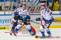 Keith Aulie (EHC Red Bull Muenchen) verteidigt gegen Alexander Weiss (Schwenninger Wild Wings) und Colby Robak (Schwenninger Wild Wings) in der Hauptrundenbegegnung der Deutschen Eishockey Liga zwischen dem EHC Red Bull München und den Schwenninger Wild Wings am 01.03.2020.