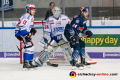 Kai Herpich (Schwenninger Wild Wings) und Dustin Strahlmeier (Torwart, Schwenninger Wild Wings) gegen Trevor Parkes (EHC Red Bull Muenchen) in der Hauptrundenbegegnung der Deutschen Eishockey Liga zwischen dem EHC Red Bull München und den Schwenninger Wild Wings am 01.03.2020.