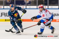 Blake Parlett (EHC Red Bull Muenchen) und Andreas Thuresson (Schwenninger Wild Wings) in der Hauptrundenbegegnung der Deutschen Eishockey Liga zwischen dem EHC Red Bull München und den Schwenninger Wild Wings am 01.03.2020.