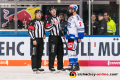 Hauptschiedsrichter Marian Rohatsch und Hauptschiedsrichter Lasse Kopitz im Gespraech mit Mark Fraser (Schwenninger Wild Wings) in der Hauptrundenbegegnung der Deutschen Eishockey Liga zwischen dem EHC Red Bull München und den Schwenninger Wild Wings am 01.03.2020.