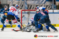 Daniel Pfaffengut (Schwenninger Wild Wings) und Christopher Fischer (Schwenninger Wild Wings) verteidigen vor dem Tor von Dustin Strahlmeier (Torwart, Schwenninger Wild Wings) gegen Keith Aulie (EHC Red Bull Muenchen) in der Hauptrundenbegegnung der Deutschen Eishockey Liga zwischen dem EHC Red Bull München und den Schwenninger Wild Wings am 01.03.2020.