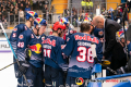 Coach Don Jackson (EHC Red Bull Muenchen) mit letzten Anweisungen während eines Timeouts an sein Team in der Hauptrundenbegegnung der Deutschen Eishockey Liga zwischen dem EHC Red Bull München und den Schwenninger Wild Wings am 01.03.2020.