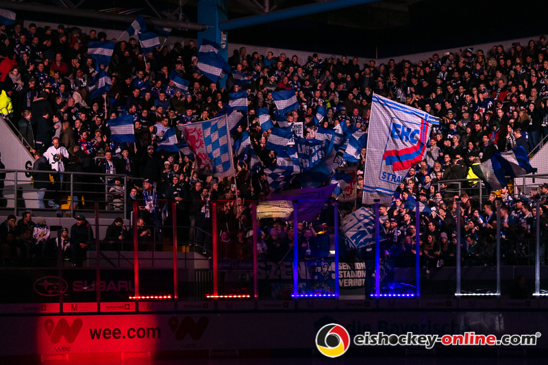 Die Straubinger Fankurve vor Beginn der Hauptrundenbegegnung der Deutschen Eishockey Liga zwischen dem EHC Red Bull München und den Straubing Tigers am 06.03.2020.