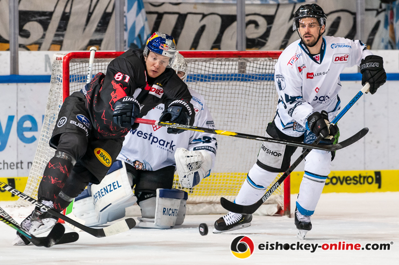 Philip Gogulla (EHC Red Bull Muenchen) und Benedikt Kohl (Straubing Tigers) in der Hauptrundenbegegnung der Deutschen Eishockey Liga zwischen dem EHC Red Bull München und den Straubing Tigers am 06.03.2020.