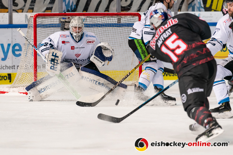 Jason Jaffray (EHC Red Bull Muenchen) beim Torschuss gegen Jeff Zatkoff (Torwart, Straubing Tigers) in der Hauptrundenbegegnung der Deutschen Eishockey Liga zwischen dem EHC Red Bull München und den Straubing Tigers am 06.03.2020.