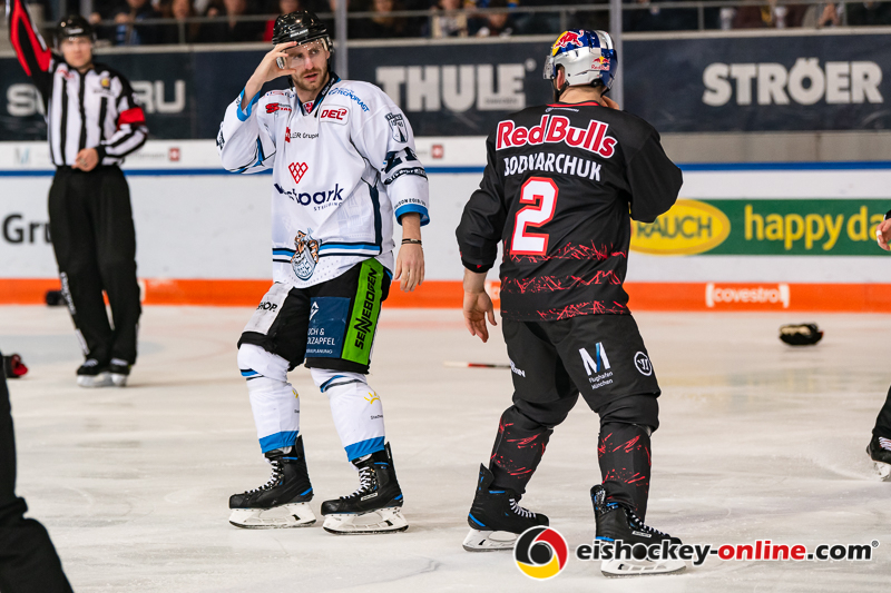 Die Streithähne Kael Mouillierat (Straubing Tigers) und Andrew Bodnarchuk (EHC Red Bull Muenchen) bringen sich in Postion für einen Kampf in der Hauptrundenbegegnung der Deutschen Eishockey Liga zwischen dem EHC Red Bull München und den Straubing Tigers am 06.03.2020.