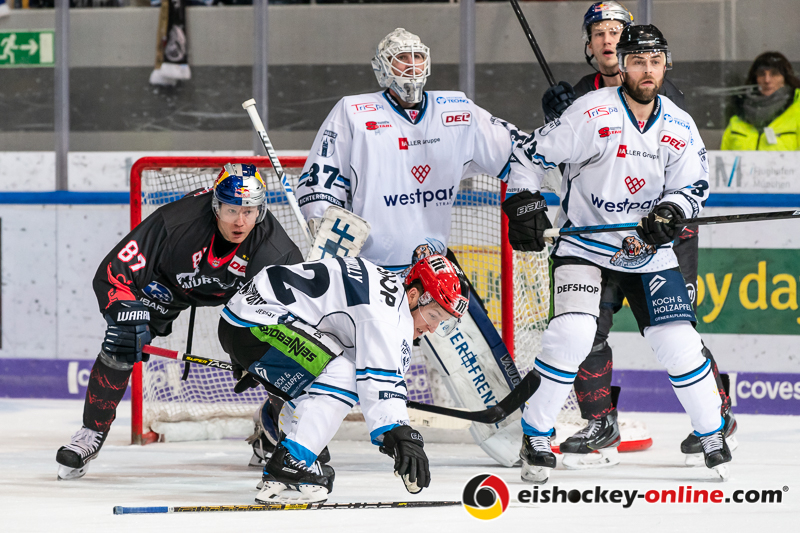 Philip Gogulla (EHC Red Bull Muenchen), Mike Connolly (Straubing Tigers) und Fredrik Eriksson (Straubing Tigers) vor dem Tor von Jeff Zatkoff (Torwart, Straubing Tigers) in der Hauptrundenbegegnung der Deutschen Eishockey Liga zwischen dem EHC Red Bull München und den Straubing Tigers am 06.03.2020.