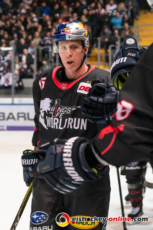 Jason Jaffray (EHC Red Bull Muenchen) beim Abklatschen nach seinem Treffer zum 1:4 in der Hauptrundenbegegnung der Deutschen Eishockey Liga zwischen dem EHC Red Bull München und den Straubing Tigers am 06.03.2020.