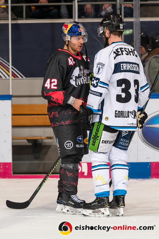 Yasin Ehliz (EHC Red Bull Muenchen) im Gespräch mit Fredrik Eriksson (Straubing Tigers) nach der Hauptrundenbegegnung der Deutschen Eishockey Liga zwischen dem EHC Red Bull München und den Straubing Tigers am 06.03.2020.