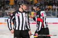 Linesman Andreas Hofer unb Hauptschiedsrichter Lukas Kohlmueller in der Hauptrundenbegegnung der Deutschen Eishockey Liga zwischen dem EHC Red Bull München und den Straubing Tigers am 06.03.2020.