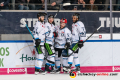 Fredrik Eriksson (Straubing Tigers), Kael Mouillierat (Straubing Tigers) und Sena Acolatse (Straubing Tigers) bejubeln mit Mike Connolly (Straubing Tigers) dessen Unterzahltreffer zum 0:1 in der Hauptrundenbegegnung der Deutschen Eishockey Liga zwischen dem EHC Red Bull München und den Straubing Tigers am 06.03.2020.