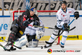 Philip Gogulla (EHC Red Bull Muenchen) und Benedikt Kohl (Straubing Tigers) in der Hauptrundenbegegnung der Deutschen Eishockey Liga zwischen dem EHC Red Bull München und den Straubing Tigers am 06.03.2020.