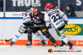 Mark Voakes (EHC Red Bull Muenchen) eingekeilt zwischen Sandro Schoenberger (Straubing Tigers) und Mike Connolly (Straubing Tigers) in der Hauptrundenbegegnung der Deutschen Eishockey Liga zwischen dem EHC Red Bull München und den Straubing Tigers am 06.03.2020.