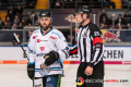 Fredrik Eriksson (Straubing Tigers) scheint nicht empfänglich für die Worte von Hauptschiedsrichter Aleksi Rantala in der Hauptrundenbegegnung der Deutschen Eishockey Liga zwischen dem EHC Red Bull München und den Straubing Tigers am 06.03.2020.