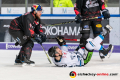 Andrew Bodnarchuk (EHC Red Bull Muenchen) bei einem Foul an Kael Mouillierat (Straubing Tigers) in der Hauptrundenbegegnung der Deutschen Eishockey Liga zwischen dem EHC Red Bull München und den Straubing Tigers am 06.03.2020.