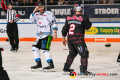 Die Streithähne Kael Mouillierat (Straubing Tigers) und Andrew Bodnarchuk (EHC Red Bull Muenchen) bringen sich in Postion für einen Kampf in der Hauptrundenbegegnung der Deutschen Eishockey Liga zwischen dem EHC Red Bull München und den Straubing Tigers am 06.03.2020.