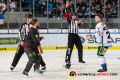 Andrew Bodnarchuk (EHC Red Bull Muenchen) und Kael Mouillierat (Straubing Tigers) unmittelbar vor ihrem Kamp in der Hauptrundenbegegnung der Deutschen Eishockey Liga zwischen dem EHC Red Bull München und den Straubing Tigers am 06.03.2020.