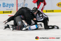 Linesman Andreas Hofer und Linesman Marius Woelzmueller versuchen sie Streithähne Andrew Bodnarchuk (EHC Red Bull Muenchen) und Kael Mouillierat (Straubing Tigers) zu trennen in der Hauptrundenbegegnung der Deutschen Eishockey Liga zwischen dem EHC Red Bull München und den Straubing Tigers am 06.03.2020.