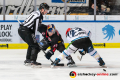 Linesman Marius Woelzmueller führt ein Bully aus, welches Mike Connolly (Straubing Tigers) gegen Mark Voakes (EHC Red Bull Muenchen) gewinnt in der Hauptrundenbegegnung der Deutschen Eishockey Liga zwischen dem EHC Red Bull München und den Straubing Tigers am 06.03.2020.