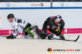 Marcel Brandt (Straubing Tigers) und Mark Voakes (EHC Red Bull Muenchen) in der Hauptrundenbegegnung der Deutschen Eishockey Liga zwischen dem EHC Red Bull München und den Straubing Tigers am 06.03.2020.