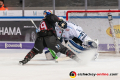 Mark Voakes (EHC Red Bull Muenchen) scheitert mit einem Penaltyschuss an Jeff Zatkoff (Torwart, Straubing Tigers) in der Hauptrundenbegegnung der Deutschen Eishockey Liga zwischen dem EHC Red Bull München und den Straubing Tigers am 06.03.2020.