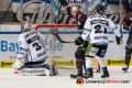 Trevor Parkes (EHC Red Bull Muenchen) bejubelt seinen Treffer zum 2:4 gegen Jeff Zatkoff (Torwart, Straubing Tigers) und Kael Mouillierat (Straubing Tigers) in der Hauptrundenbegegnung der Deutschen Eishockey Liga zwischen dem EHC Red Bull München und den Straubing Tigers am 06.03.2020.