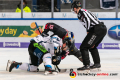 Linesman Marius Woelzmueller führt ein Bully aus zwischen Jason Jaffray (EHC Red Bull Muenchen) und Chase Balisy (Straubing Tigers) in der Hauptrundenbegegnung der Deutschen Eishockey Liga zwischen dem EHC Red Bull München und den Straubing Tigers am 06.03.2020.