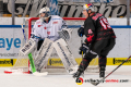 Sebastian Vogl (Torwart, Straubing Tigers) und Jason Jaffray (EHC Red Bull Muenchen) in der Hauptrundenbegegnung der Deutschen Eishockey Liga zwischen dem EHC Red Bull München und den Straubing Tigers am 06.03.2020.