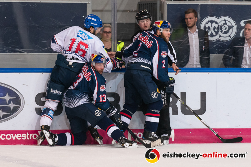 Markus Eisenschmid (Adler Mannheim) gegen Andrew Bodnarchuk (EHC Red Bull Muenchen) und Michael Wolf (EHC Red Bull Muenchen) in der 2. Finalbegegnung in den Playoffs der Deutschen Eishockey Liga zwischen dem EHC Red Bull München und den Adler Mannheim am 20.04.2019.