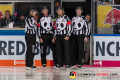 Das Schiedsrichtergespann Linesman Maksim Cepik, Hauptschiedsrichter Marc Iwert, Hauptschiedsrichter Daniel Piechaczek und Linesman Jonas Merten vor Beginn der 2. Finalbegegnung in den Playoffs der Deutschen Eishockey Liga zwischen dem EHC Red Bull München und den Adler Mannheim am 20.04.2019.