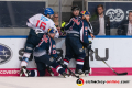 Markus Eisenschmid (Adler Mannheim) gegen Andrew Bodnarchuk (EHC Red Bull Muenchen) und Michael Wolf (EHC Red Bull Muenchen) in der 2. Finalbegegnung in den Playoffs der Deutschen Eishockey Liga zwischen dem EHC Red Bull München und den Adler Mannheim am 20.04.2019.