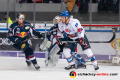 John Mitchell (EHC Red Bull Muenchen) und David Wolf (Adler Mannheim) vor dem Tor von Danny aus den Birken (Torwart, EHC Red Bull Muenchen) in der 2. Finalbegegnung in den Playoffs der Deutschen Eishockey Liga zwischen dem EHC Red Bull München und den Adler Mannheim am 20.04.2019.