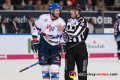 Tommi Huhtala (Adler Mannheim) in Diskussion mit Linesman Maksim Cepik in der 2. Finalbegegnung in den Playoffs der Deutschen Eishockey Liga zwischen dem EHC Red Bull München und den Adler Mannheim am 20.04.2019.