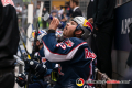 Erfrischung für Mads Christensen (EHC Red Bull Muenchen) in der 2. Finalbegegnung in den Playoffs der Deutschen Eishockey Liga zwischen dem EHC Red Bull München und den Adler Mannheim am 20.04.2019.