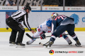 Linesman Maksim Cepik führt ein Bully aus zwischen Ben Smith (Adler Mannheim) und Maximilian Daubner (EHC Red Bull Muenchen) in der 2. Finalbegegnung in den Playoffs der Deutschen Eishockey Liga zwischen dem EHC Red Bull München und den Adler Mannheim am 20.04.2019.