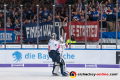 Dennis Endras (Torwart, Adler Mannheim) lässt sich vor der Mannheimer Kurve feiern nach seinem Shutout in der 2. Finalbegegnung in den Playoffs der Deutschen Eishockey Liga zwischen dem EHC Red Bull München und den Adler Mannheim am 20.04.2019.