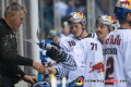 Chris Bourque (EHC Red Bull Muenchen) neckt Betreuer Dieter Maier (EHC Red Bull Muenchen) in der Hauptrundenbegegnung der Deutschen Eishockey Liga zwischen den ERC Ingolstadt Panthern und dem EHC Red Bull München am 24.11.2019.