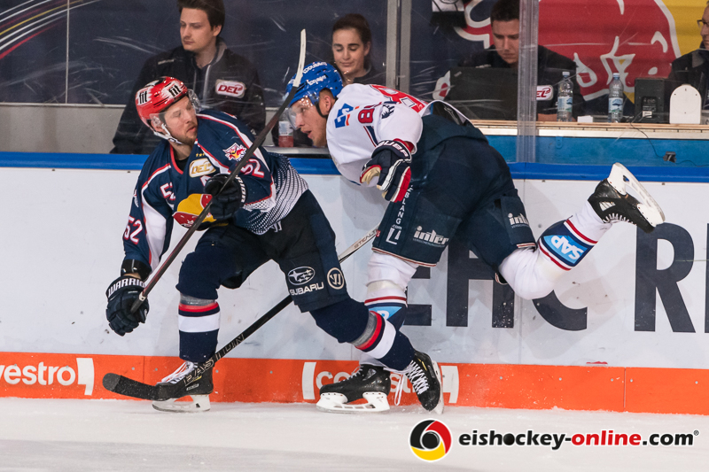 David Wolf (Adler Mannheim) im Zweikampf mit Patrick Hager (EHC Red Bull Muenchen) in der 4. Finalbegegnung in den Playoffs der Deutschen Eishockey Liga zwischen dem EHC Red Bull München und den Adler Mannheim am 24.04.2019.
