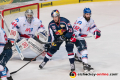 Tobias Eder (EHC Red Bull Muenchen) und Cody Lampl (Adler Mannheim) vor dem Tor von Dennis Endras (Torwart, Adler Mannheim) in der 4. Finalbegegnung in den Playoffs der Deutschen Eishockey Liga zwischen dem EHC Red Bull München und den Adler Mannheim am 24.04.2019.