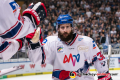 Cody Lampl (Adler Mannheim) lässt sich zu seinem Treffer zum 0:1 beglückwünschen in der 4. Finalbegegnung in den Playoffs der Deutschen Eishockey Liga zwischen dem EHC Red Bull München und den Adler Mannheim am 24.04.2019.