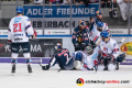 Andrew Bodnarchuk (EHC Red Bull Muenchen) und Ryan Button (EHC Red Bull Muenchen) gegen Nicolas Kraemmer (Adler Mannheim), Dennis Endras (Torwart, Adler Mannheim), Cody Lampl (Adler Mannheim) und Phil Hungerecker (Adler Mannheim) in der 4. Finalbegegnung in den Playoffs der Deutschen Eishockey Liga zwischen dem EHC Red Bull München und den Adler Mannheim am 24.04.2019.