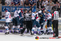 Eine weitere Keilerei in der 4. Finalbegegnung in den Playoffs der Deutschen Eishockey Liga zwischen dem EHC Red Bull München und den Adler Mannheim am 24.04.2019.