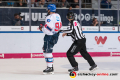 Phil Hungerecker (Adler Mannheim) wird von Linesman Kilian Hinterdobler zur Strafbank geleitet in der 4. Finalbegegnung in den Playoffs der Deutschen Eishockey Liga zwischen dem EHC Red Bull München und den Adler Mannheim am 24.04.2019.