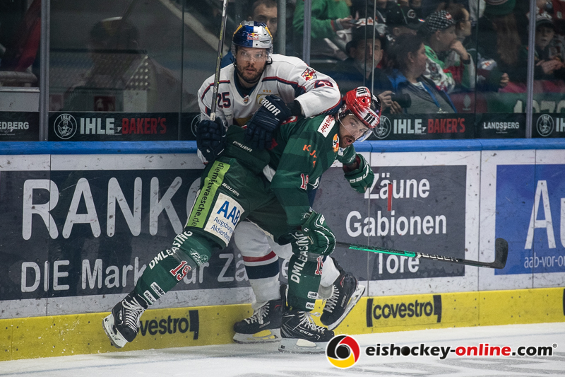Derek Joslin (EHC Red Bull Muenchen) im Zweikampf mit Drew LeBlanc (Augsburger Panther) in der 2. Halbfinalbegegnung in den Playoffs der Deutschen Eishockey Liga zwischen den Augsburger Panthern und dem EHC Red Bull München am 05.04.2019.