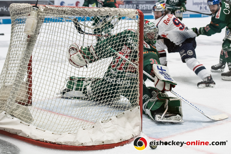 Maximilian Kastner (EHC Red Bull Muenchen) verpasst gegen Olivier Roy (Torwart, Augsburger Panther) in der 2. Halbfinalbegegnung in den Playoffs der Deutschen Eishockey Liga zwischen den Augsburger Panthern und dem EHC Red Bull München am 05.04.2019.
