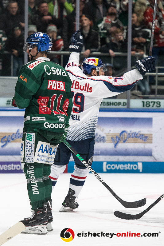 John Mitchell (EHC Red Bull Muenchen) dreht hier jubelnd ab hinter Adam Payerl (Augsburger Panther) nach seinem Treffer zum 3:3-Ausgleich in der 2. Halbfinalbegegnung in den Playoffs der Deutschen Eishockey Liga zwischen den Augsburger Panthern und dem EHC Red Bull München am 05.04.2019.