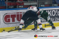 Yasin Ehliz (EHC Red Bull Muenchen) im Zweikampf mit einem Augsburger Spieler in der 2. Halbfinalbegegnung in den Playoffs der Deutschen Eishockey Liga zwischen den Augsburger Panthern und dem EHC Red Bull München am 05.04.2019.